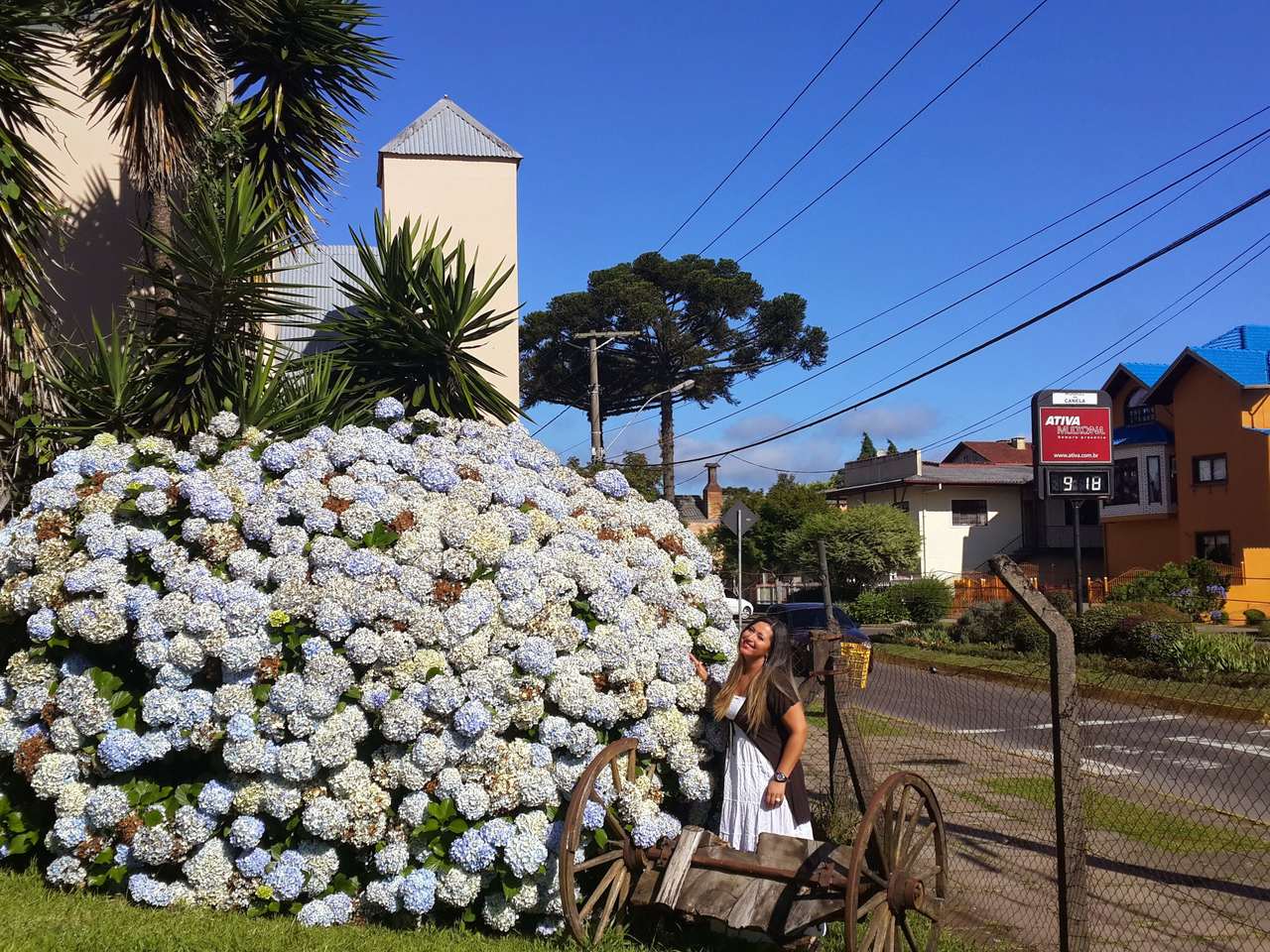 Foi uma viagem muito especial, época de NATAL esta cidade ferve, e fomos ver de perto a função. Canela fica na Serra Gaúcha, e para o meu deleite o verão não passa de 20 graus…uma pequena Europa no Sul do Brasil….bem civilizada para seus quase 50 mil habitantes. Eu não sei como seria a cidade sem a presença do espírito natalino, devo retornar :-)….pois ela respira e inspira até os não tão chegados nesta celebração a se maravilhar!!! Fomos em 4 meninas e ficamos hospedadas na casa de um amigo muito especial. Foi tudo mágico!!!!