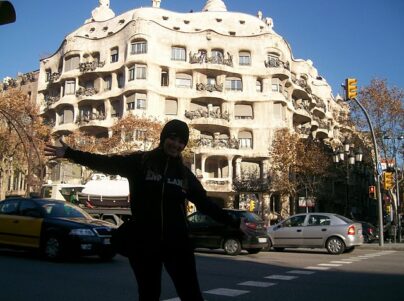 Viagem de 4 dias. Viajei para Barcelona com intuito de ver várias obras que nós, como arquitetos, estudamos na Faculdade. Barcelona tem de tudo, desde as artes, esculturas e arquitetura de Gaudi ai modernismo do MENOS É MAIS de Mies Van der Rohe. É difícil comparar Barcelona com qualquer outra cidade. Ao mesmo tempo em que inova, Barcelona não perde a sua identidade, afirmada pelo apego ao idioma catalão (oficial na Catalunha, assim como o espanhol) , difícil foi entender o idioma, apenas falei em Inglês, infelizmente, pois até o espanhol deles é muito diferente do espanhol da américa do sul. Casa Batlô, casa Milá, Sagrada Família, Museu Mies, Las Ramplas, La boqueria....NOSSA, fiquei louca lá...kkkk, Precisava ficar uns 20 dias.