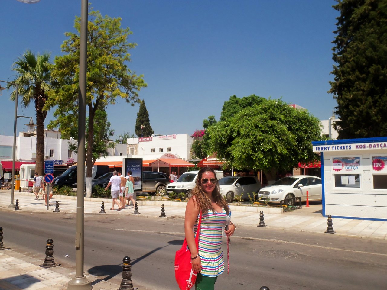 Um dia maravilhoso na cidade de Bodrum. Saimos eu e mami de Bitez de mini bus e chegamos em lah em 10 min. Bodrum é um dos mais atraentes destinos do Mar Egeu, com o seu porto náutico, as suas docas, a sua Estação Marítima e as suas viagens às ilhas gregas. É uma pequena povoação muito turística, onde sobretudo se praticam o mergulho e a natação.
Situada a apenas 5 km de Izmir, repleta de casas brancas e de palmeiras..soh isto..NAO EXISTE outra cor em Bodrum..a cidade nao cinhece amarelo, vermelho e rosa, hehehe. Muitas lojinhas, vida comercial agitada depois das 5 da tarde…me senti um pouco no Paraguai, loucura de shops, um pouco no brannco da Grecia e no calor humano do Brasil…hehehehe. Lindaaa!!!
