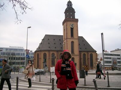 Uma EXCEPCIONALIDADE a cidade de Frankfurt….ADOREI!­!! embora muito FRIO la…congelei!!!!! A cidade fica no centro-oeste da Alemanha, é carinhosamente chamada pela sua atual prefeita de “a menor metrópole do mundo”. O título paradoxal diz muito sobre o espírito do mais importante centro financeiro da Alemanha, que, com seus famosos arranha-céus e uma rica vida cultural, consegue preservar o clima de cidade pacata e organizada.