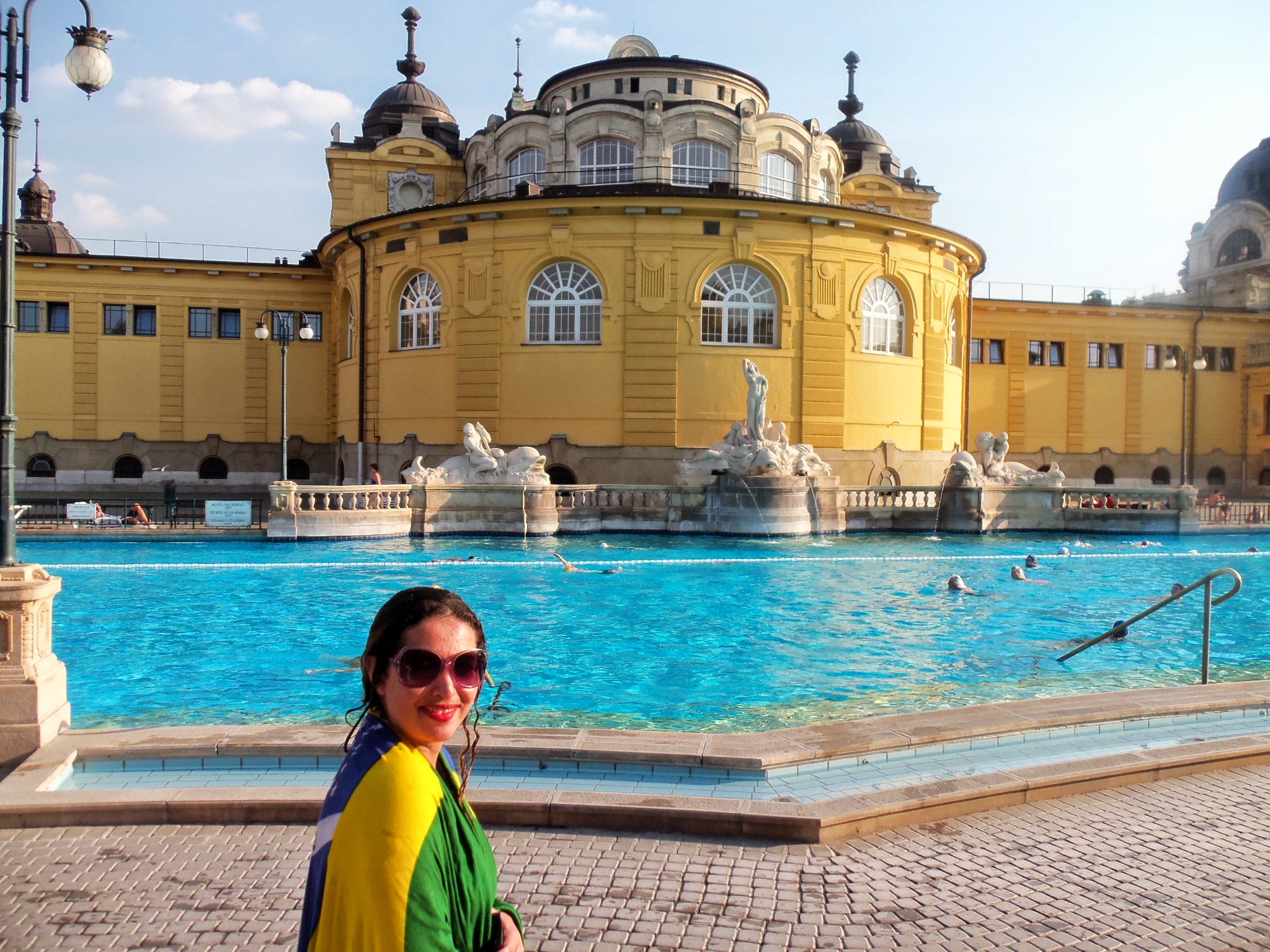 A Szecheny Furdo mereceum capítulo a parte sobre nossa estada em Budapeste sao as aguas termais de Szecheny Furdo. LOGICO que nos como legitimas mulheres da agua nao podiamos deixar de lado…hehehe. Eu e Mami, passamos um dia maravilhoso. Saimos MURCHAS. Széchenyi, é o local onde ficam os mais famosos banhos termais de Budapeste. É o maior complexo de banhos termais da Europa onde as águas rondam os 75 graus centígrados. Situado no City Park o magnífico edifício neo-barroco foi construído em 1913. Ah se eu morasse em BUDAPESTE, viveria lah….