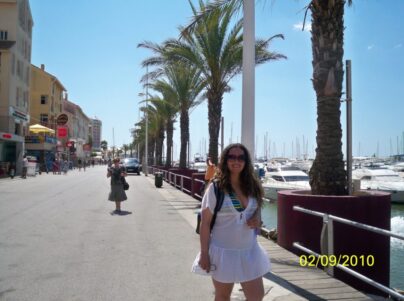 Desembarcamos em Vilamoura para passar um dia….A marina de Vilamoura eh uma das maiores da Europa, varios barcos luxuosos com uma gama de lojas, restaurantes e claro akelas lojinhas de souvenirs que amo de paixao. A praia em si eh linda com bom espaco de areia e pasmem foi o local com a cadeira e guarda-sol mais caro aluguel que ja vi: 22 euros dia…..hehehe. Praia dos resorts, de vida agitada, soh faltou vendedores ambulantes…hehehehe
