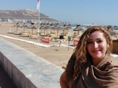 Viagem de 12 dias. Agadir foi minha cidade base para viajar pelo Marrocos.É uma cidade costeira, de interesse principalmente por causa de sua localização, nas suas proximidades encontramos o monte Atlas, o deserto do Saara, muitos parques naturais e praias isoladas, que são facilmente acessíveis a partir dela. Minha primeira cidade no continente africano, idioma árabe. Se não fosse Chokri, eu não saberia como me achar na cidade. Embora seje bem voltada para turismo, o idioma inglês não é muito falado.Tem uma praia com todas as instalações adequadas para o turismo de praia. A cidade é especialmente atraente, é limpa e me senti bem por ser brasileira. Táxi é o meio de locomoção mais usado, nem andei de ônibus lá. Comidas um tanto sem pimenta, sem graça....eu imaginava Marrocos ter uma culinária mais apimentadas.