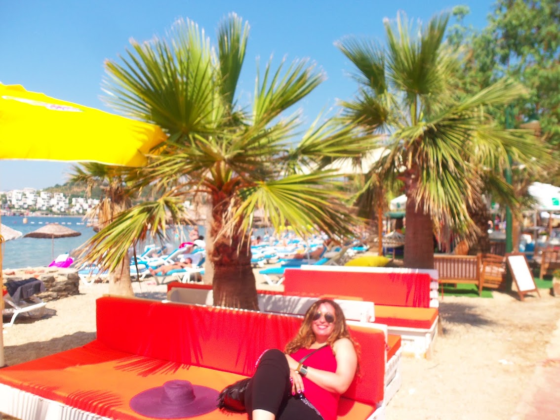 Viagem de 7 dias pela TURQUIA com mami…EH A SEGUNDA VEZ que retornamos a este pais, tao acolhedor e ensolarado, 7 dias de sol: 36 a 42 graus…BITEZ eh a praia onde ficamos hospedadas, paraiso de lugar.Bitez está rapidamente se tornando grande ponto da Turquia, localizada a 20 min da carro da famosa Bodrum , Bitez encanta com seu mar azul….sofas e cama box na beira da praia…TUDO FREE, sem obrigacao de comprar drink no bar…alias, os drinks em geral sao FREE para teste…brasileiras sao as rainhas do local…eramos, pois soh nos de BRASUCAS por lah…amamos e voltaremos certamente!!! Mashala…