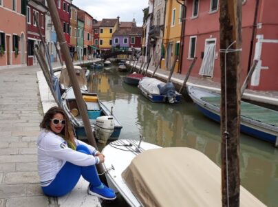 A cidade é muito lindinha…é uma pequena cidade a apenas 7km de Veneza. Assim como sua vizinha famosa, é formada por ilhas interligadas entre si por pontes e cortadas por canais. Com pouco mais de 4mil habitantes, o que traz tanta gente até aqui é o colorido de suas casas e o ar bucólico. Ainda pouco conhecida de quem visita Veneza, Burano vale o passeio durante ao menos uma tarde. Para chegar basta pegar um dos barcos vaporetti, que fazem a viagem em menos de 40 minutos. Adirei a pequena ilha e super recomendo.