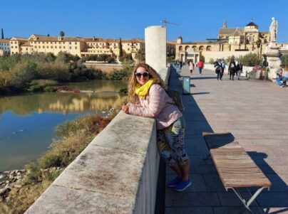 Córdoba, capital da província de mesmo nome, é uma cidade localizada na região espanhola da Andaluzia, no sul da país. Pra chegar nela peguei um trem em Málaga e foram quase que 2 horas de trem. Muito charmosa e limpa…Ela foi uma importante cidade romana e um grande centro islâmico na Idade Média. A cidade respira islamismo muito ainda no centro…. Córdoba é muito conhecida por La Mezquita, uma imensa mesquita que data de 784 d.C., que tem uma sala de oração com colunas e mosaicos bizantinos mais antigos….sem dúvidas, gostaria de passar mais alguns dias lá…..adorei vivenciar a Medina!