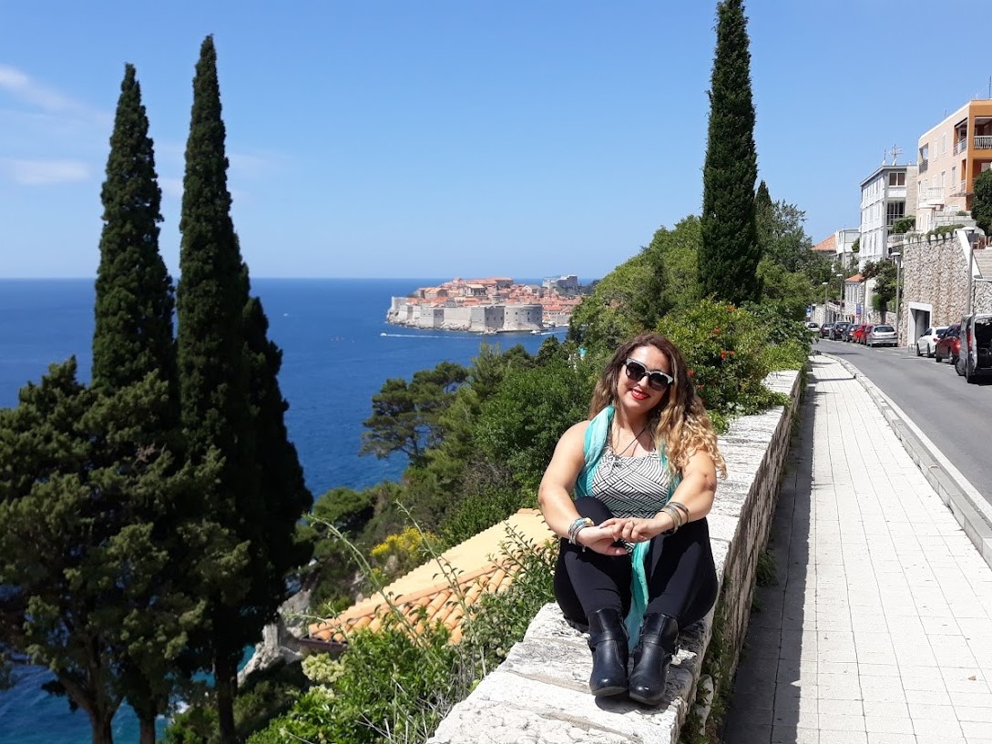 Dubrovnik é uma cidade no sul da Croácia na costa do Mar Adriático. É conhecida por sua Cidade Antiga, cercada por enormes muros de pedra erguidos no século 16. Seus prédios bem conservados abrangem desde a igreja barroca St. Blaise até o Palácio Sponza, da Renascença, e o gótico Palácio de Rector, agora um museu de história. Pavimentado com pedra calcária, o Stradun (ou Placa) é um passeio público repleto de lojas e restaurantes.