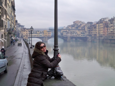 Florenca foi a cidade escolhida para encontrar um grande amigo de infancia, Edward. Florença, ou Firenze, como dizem os Italianos, é banhada pelo rio Arno. Eh uma cidade com tantos trabalhos de arte, deixados por tantos gênios da arquitetura, pintura e escultura, que é impossível conhecê-la e não chorar de emoção. Exageros à parte, A Piazza della Signoria é a coração de Florença. Esta praça é dominada pela torre do Palazzo Vechio, praca a qual eu e um grupo de colegas , ainda na faculdade, fizemos TODA A MAQUETE da praca e ganhamos a melhor nota sem nunca ninguem ter ido….AGORA EU FUI, e lembrei muito dos velhos tempos universitarios.