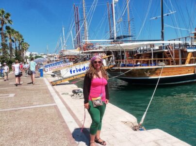 Nada melhor que finalizar nossas ferias com uma passadinha basica na Grecia, hehe. Pela segunda vez visitamos este pais maravilhoso, azul e branco!!!! Saimos de Bodrum bem cedinho e pegamos a Ferry Boat Catamaran e em 25 min estavamos no outro lado do mar Egeu…..em outro pais…na ilha de Kos. Kos é uma ilha do Dodecaneso no Este da Grécia. Esta ilha conta com cerca de 30.000 habitantes e têm o turismo como uma das suas principais fontes de ingressos e de riqueza.Passamos um dia muito gostoso com almoco e lanches na beira da praia….praia um tanto revolta, com relacao as da Turquia…mas linda e transparente. Otimo passeio!!!