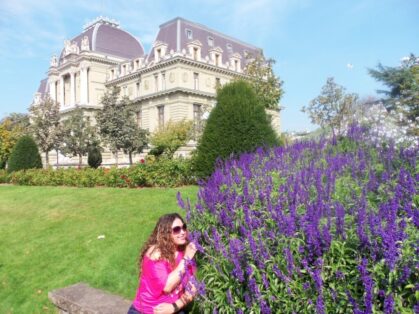 Viagem de um dia para cidade de Lausanne, Eu e Mami. Pegamos um trem em Genebra e descemos na cidade apos uma viagem de 45 min. Cidade de morros e Colinas Lausanne é banhada tambem pelo Léman. A cidade é sede do Comitê Olímpico Internacional (COI) e nela fica o Musée Olympique, onde passamos grande parte do tempo….tambem conseguimos andar de PEDALINHO e admirar a vista do lago. Muito lindo . A cidade eh bem florida com um belo centro histórico, uma catedral gótica, além de lojas, restaurantes e cafés pela orla!!! MARAVILHOSO!!!! (…deu ate vontade de andar de roller….)