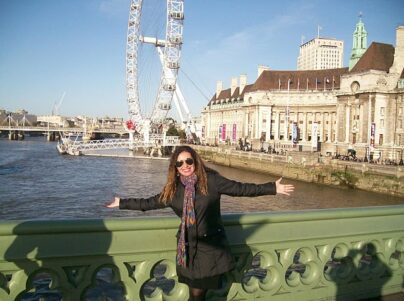 Lugar onde REVI uma amiga de infancia, gostei de voltar a SER crianca novamente . Londres é uma cidade única. Bem, na verdade toda cidade é única. A diferença é que esta é uma cidade onde o inovador e ousado caminham na mesma calçada que o tradicional e o imutável, e parecem conviver em paz. Uma caminhada por Londres revela cabelos de todas as cores, roupas de todos os estilos e idiomas de todos os lugares. A cidade em si nao me AGRADOU muito….nao me apaixonei a primeira a VISTA…mas LONDRES acredito ser assim…..eh dakelas que so com TEMPO faz vc amar…..