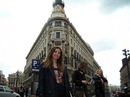 Cidade com flores lindas e FONTES por todos os lados….Madrid é uma das mais belas e agitadas capitais da Europa. Situada na região central da Espanha, cercada por terras áridas, Madri é a capital de maior altitude na Europa. A cidade atrai pela sua saborosa comida, pelos preços baixos e pelos belos monumentos e prédios. Se viajar é sinônimo de festejar, Madri é o lugar….VOLTAREI…sem duvidas…hehehe.