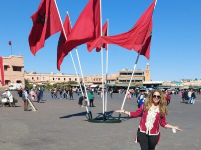 Viagem de 3 dias para cidade de Marrakech. Saimos de Agadir de bus, a viagem levou umas 3 horas. Marrakesh, cidade vermelha, uma antiga cidade imperial situada no oeste de Marrocos, é um importante centro econômico e conta com mesquitas, palácios e jardins. A medina é uma cidade murada medieval movimentada que data do Império Berbere, com ruas labirínticas, onde souks (mercados) agitados vendem tecidos, cerâmica e joias tradicionais. Ao passearmos pelas ruas de Marrakech, temos a nítida impressão de que estamos voltando no tempo de algumas cidades da Península Ibérica. Essa semelhança se dá pela influência da época em que os muçulmanos conquistaram parte do território espanhol. Na praça Jemaa el Fna encontramos tudo que resume a cultura marroquina. Esse local é considerado Patrimônio Mundial e, sem dúvida quem vai tem que tocar nas cobras e pegar os macacos....sim, eu fiz isso!!!