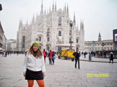 Milão (Milano em italiano) é um grande centro comercial, industrial e financeiro a nível europeu e uma importante cidade pelo seu patrimonio artistico. Centro econômico do país, é a segunda cidade italiana, a capital da província e da Região Lombardia, sendo também a cidade mais populosa do norte da Itália, com 1.300.000 habitantes.A cidade de Milão é relativamente pequena e quase totalmente urbanizada. Fundada em 222 A.C….amei visitar esta preciosidade!!!!