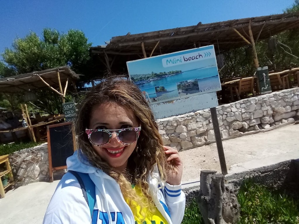 Mlini praia está localizada na pequena enseada chamada Mlini na ilha de Marinkovac. Marinkovac é a segunda maior ilha da cadeia de ilhas Pakleni. Barco de táxi leva você de Riva na cidade de Hvar para esta pequena paz do céu em apenas cerca de 10 minutos e para 40kn / 6euro (bilhete de regresso). Nós ficamos 2 horas na ilha…num passeio de dia todo pelas ilhas da Hvar. A praia é maravilhosa, tem um barzinho com bastante opções..