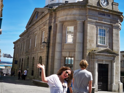 Foram 4 dias maravilhosos na casa da minha amiga de infancia Bina. Um encontro maravilhoso, para festivar seu aniversario na atual cidade dela. Penzance é uma cidade portuária e paróquia civil do condado de Cornualha (Cornwall), no sudoeste da Grã-Bretanha. Esta cidade foi em tempos porto de piratas. Existe muitos bares com nomes e aderecos de piratas, as festas locais o pessoal se veste de pirata….adorei conhecer esta cidade praia e porto.