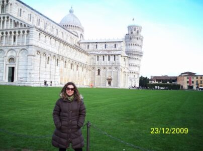 Pisa, onde se encontra a famosa Torre de Pisa, uma das SETE MARAVILHAS DO MUNDO….setima!!!!. Pegamos um trem cedinho de Florenca para a cidade fundada em 89 AC. A torre de Pisa com seus 58,5 metros de altura é um dos mais famosos cartões-postais da Itália, uma das atrações turísticas mais conhecidas, foi construida no s’eculo XII. dizem os especialistas que a torre ainda dura mais 300 anos…nao sei nao…eu achei ela bem TORTINHA!!!!…hehehe…