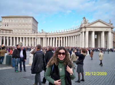 O VATICANO merece um capitulo a parte!!!! passamos 1 dia lah….e nao vimos tudo!!!!O país é conhecido como a Cidade, oficialmente Estado da Cidade do Vaticano que consiste de um murado dentro da cidade de Roma, capital da Itália. Com aproximadamente 44 hectares. O país é um estado eclesiástico governado pelo bispo de Roma, o PAPA. A maior parte dos funcionários públicos são todos os clérigos católicos de diferentes origens raciais, étnicas e nacionais. É o território soberano da Santa Sé e o local de residência do Papa, referido como o Palácio Apostólico. Assistimos a MISSA DO GALO…e o papa tentando falar FELIZ NATAL em portugues….meiguinho!!!!