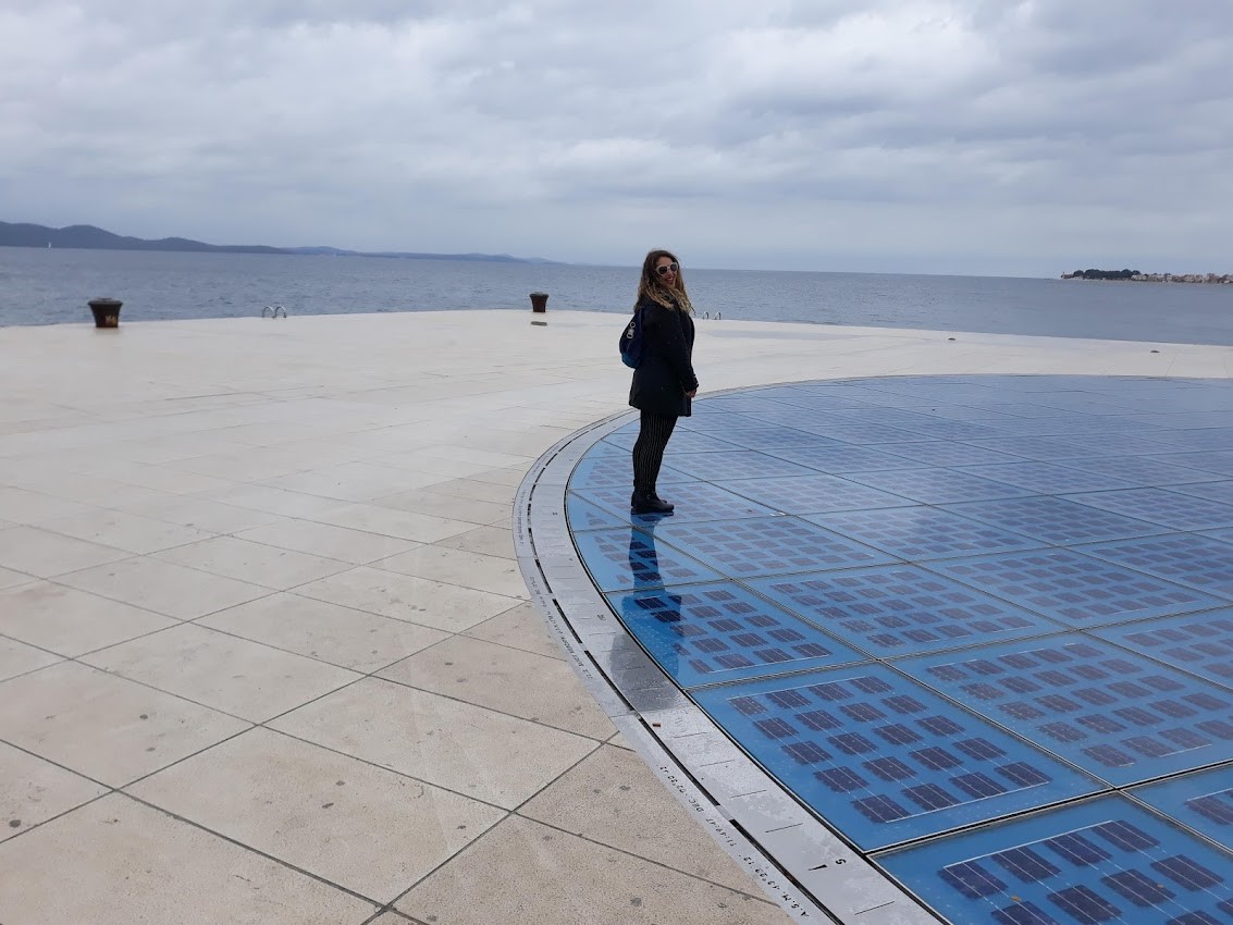 Zadar é uma cidade pequena, mas com um centro histórico bem cuidado e uma orla interessante cercada por uma muralha e com quatro portões. Ela é a cidade mais antiga da Croácia que foi constantemente habitada. A visita a pé pode ser completada em algumas horinhas dependendo o calor e a sua disposição para fotos. São muitos cantinhos lindos!